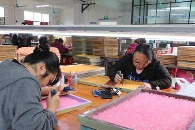荔波扶貧車間里的“致富玩具” 工人月入破萬(wàn)，小產(chǎn)品撬動(dòng)大幸福